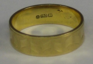 A modern 18ct gold wedding band