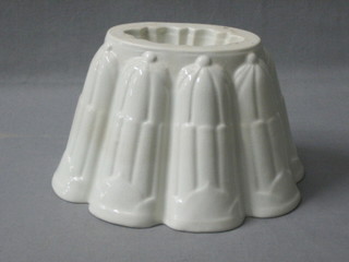 A Shelley oval white glazed pottery jelly mould 8"