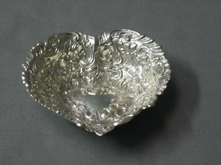An Edwardian embossed silver heart shaped bowl, London 1900 4"