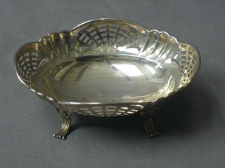 An oval pierced silver bowl, raised on 4 scroll supports Birmingham 1919 4"