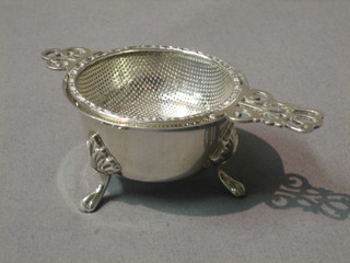 A silver tea strainer and stand, Birmingham 1966 and 1968