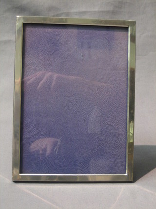 A modern plain silver easel photograph frame 7"