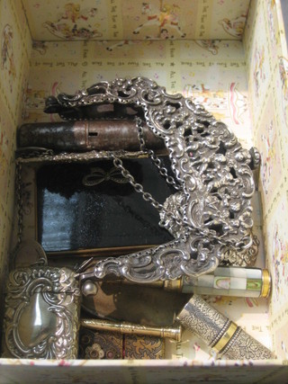 A mother of pearl finished scent bottle, a multi purpose tool, a pair of folding scissors, a compact, a silver plated vesta case, a gilt metal cased manicure set, 4 silver plated wine bottle labels, a plated bag mount, a silver horse shoe, a lipstick case, a gilt metal propelling pencil & 1 other