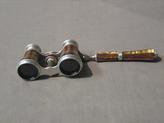 A pair of mother of pearl finished opera glasses (f)