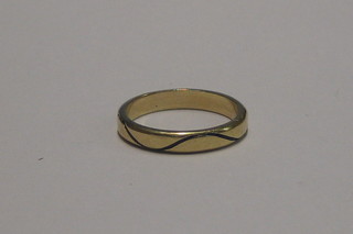 A 14ct gold wedding band
