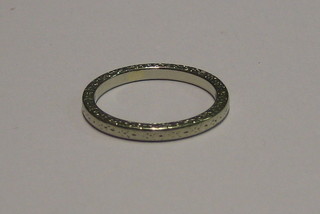 A lady's 18ct white gold wedding band