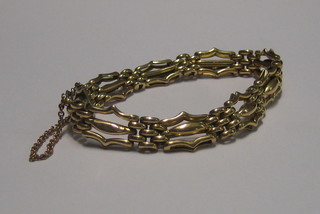 A 15ct gold gate bracelet