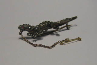 A lady's brilliant set brooch in the form of a lizard