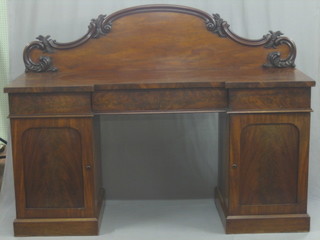 A William IV mahogany inverted break front pedestal sideboard, the top fitted 1 long drawer flanked by 2 short drawers, the base fitted a pedestal with cellarette drawer 72"