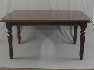 A good quality Victorian style mahogany extending dining table with 1 extra leaf, raised on turned supports 61"