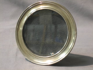 A circular silver easel photograph frame Birmingham 1919 5"