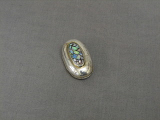 An Edwardian oval silver pill box, the lid decorated mother of pearl owl, 2",  London 1903
