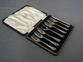 A set of 6 silver pastry forks and server, Birmingham 1930  4 ozs, cased