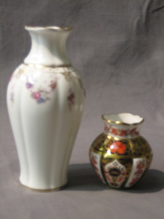 A Royal Crown Derby Antoinette pattern vase with floral decoration, a Royal Crown Derby Old Imari pattern vase 3"