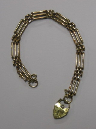 A 9ct gold gate link bracelet with padlock clasp