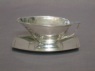An Art Deco silver sauce boat and stand Birmingham 1938, marks rubbed, 6 ozs