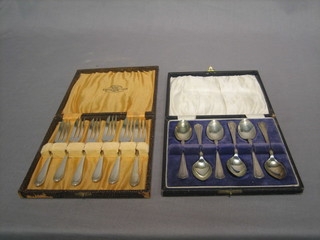 A set of 6 silver coffee spoons, Birmingham 1926 and a cased set of 6 silver plated pastry forks
