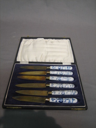 A set of 6 Continental tea knives with blue and white porcelain handles, cased