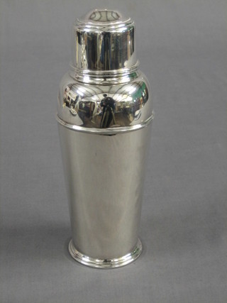 A modern silver cocktail shaker by Garrards, 13 ozs