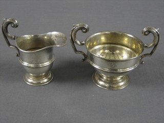 A silver cream jug and matching sugar bowl, Birmingham 1926, 8 ozs