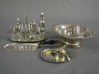 A  circular silver plated pedestal bowl 11", a 5 bar toast rack, a planished crumb scoop and other plated items