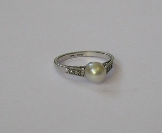 A platinum dress ring set a pearl, the shoulders each set 4 diamonds