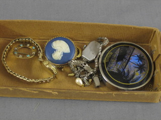 A lady's cocktail wristwatch contained in a marcasite case, a compact, 2 brooches and etc
