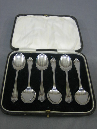 A set of 6 silver teaspoons, Birmingham 1928, 2 ozs, cased