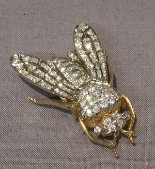 A handsome gold brooch in the form of a bee with articulated wings, set approx. 110 diamonds