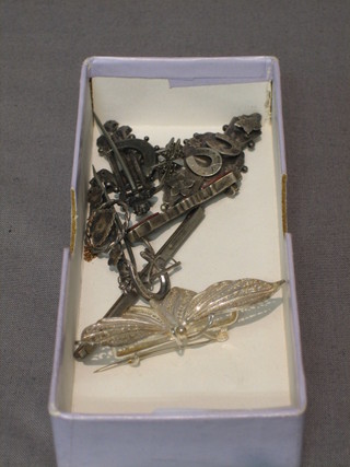 3 silver brooches, a filigree brooch and other costume jewellery