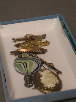 5 gilt metal brooches, a shell carved cameo brooch (f) and a small glass scent bottle