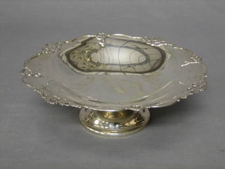 A circular silver dish with pierced border, raised on a circular spreading foot, Birmingham 1911, 15 ozs