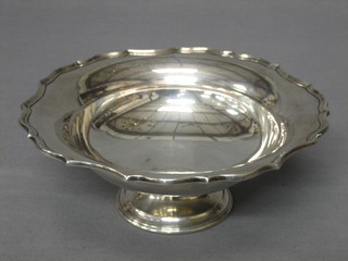 A circular silver pedestal bowl, Birmingham 1937 10 ozs