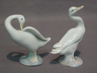 A pair of Lladro figures of standing Geese, 5"  and 4 1/2"