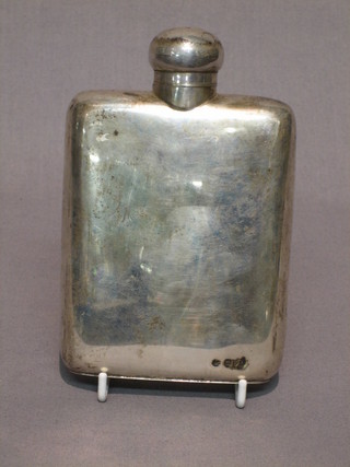 An Edwardian silver hip flask, Chester 1900, 6 ozs