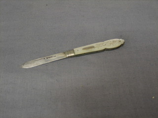 An Edwardian silver bladed folding fruit knife with mother of pearl grip, Birmingham 1900