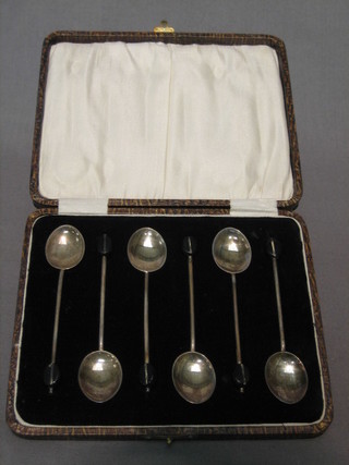 A set of 6 silver bean end coffee spoons, Birmingham 1925 cased