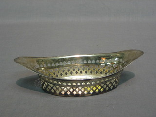 A Victorian pierced silver boat shaped twin handled basket 6" Birmingham 1894, 2 ozs 