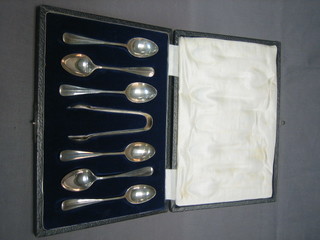 A set of 6 rat tail pattern coffee spoons complete with tongs, Sheffield 1919, cased