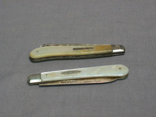 A Victorian silver folding fruit knife with silver blade and mother of pearl grip, Sheffield 1898 and 1 other Sheffield 1901