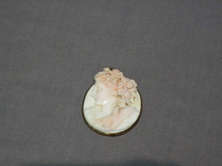 A shell carved cameo portrait pendant