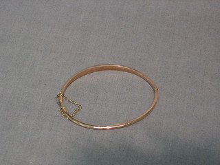 A hollow 9ct gold bangle