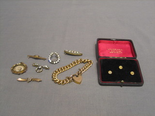 A gilt metal curb link bracelet, 2 9ct gold bar brooches, 2 diamonte brooches, a micro mosaic brooch, a gilt pendant and 3 gilt metal studs