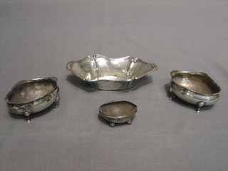 A silver boat shaped dish 3", a pair of silver salts and 1 other salt (3)