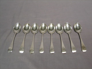 A set of 8 Victorian Old English pattern teaspoons, London 1881, 7 ozs