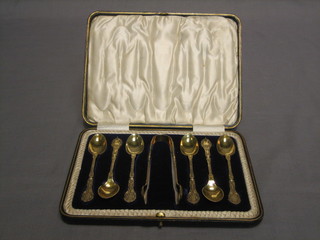 A set of 6 silver gilt coffee spoons complete with tongs, Sheffield 1906, 4 ozs, cased