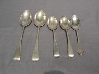 A pair of silver rat tail dessert spoons, 4 silver rat tail pudding spoons and a caddy spoon, 10 ozs