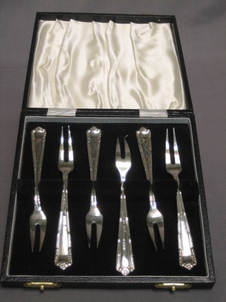 A set of 6 silver pastry forks, cased