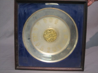 A silver and silver gilt plate to commemorate the Queens Silver Jubilee, Sheffield 1977, 18 ozs