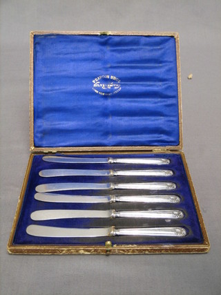 A set of 6 silver handled tea knives, cased